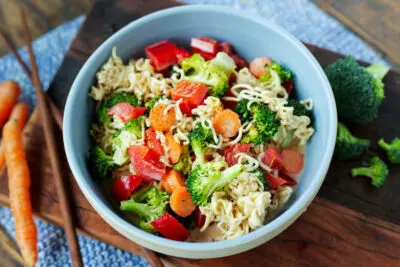 Schnelle Asia-Nudeln aus dem Airfryer: Ein einfaches One-Pot-Rezept