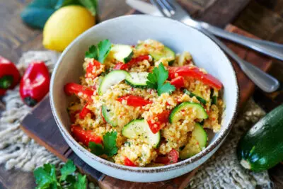Schnelle Bulgur-Gemüse-Pfanne mit Feta: Ein Abendessen in 30 Minuten