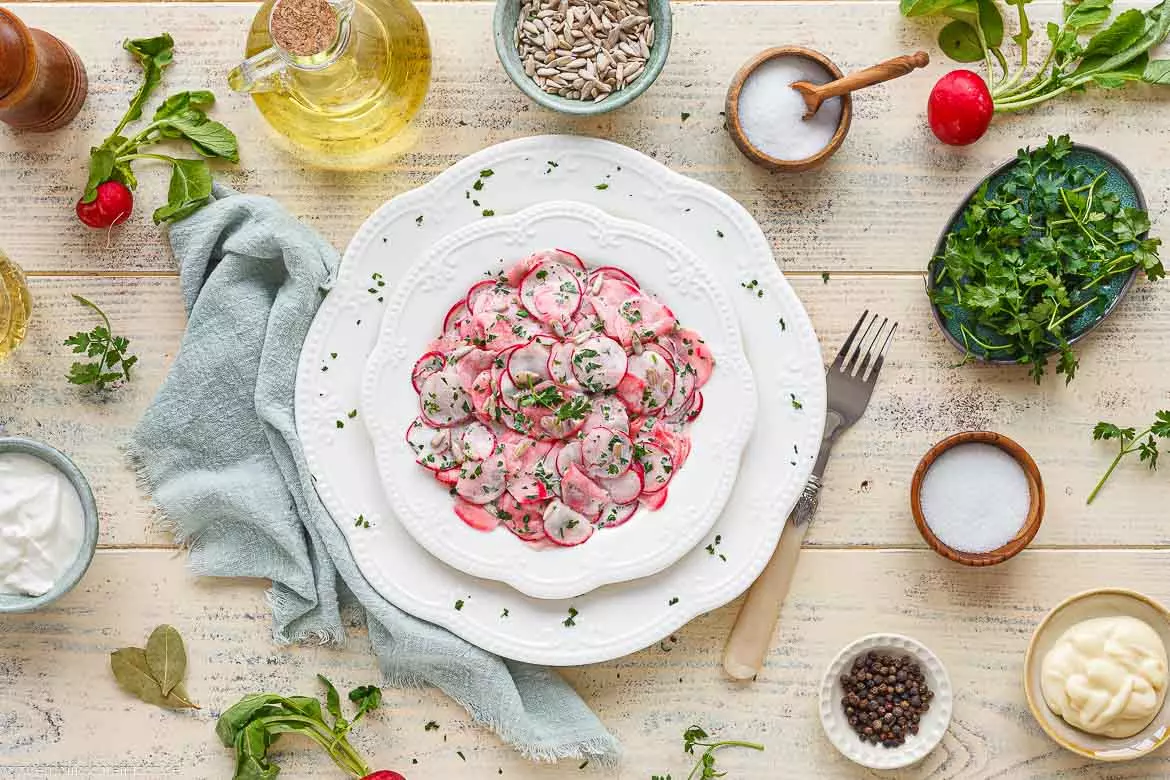 Frühlingshafter Radieschensalat mit cremigem Joghurt-Dressing