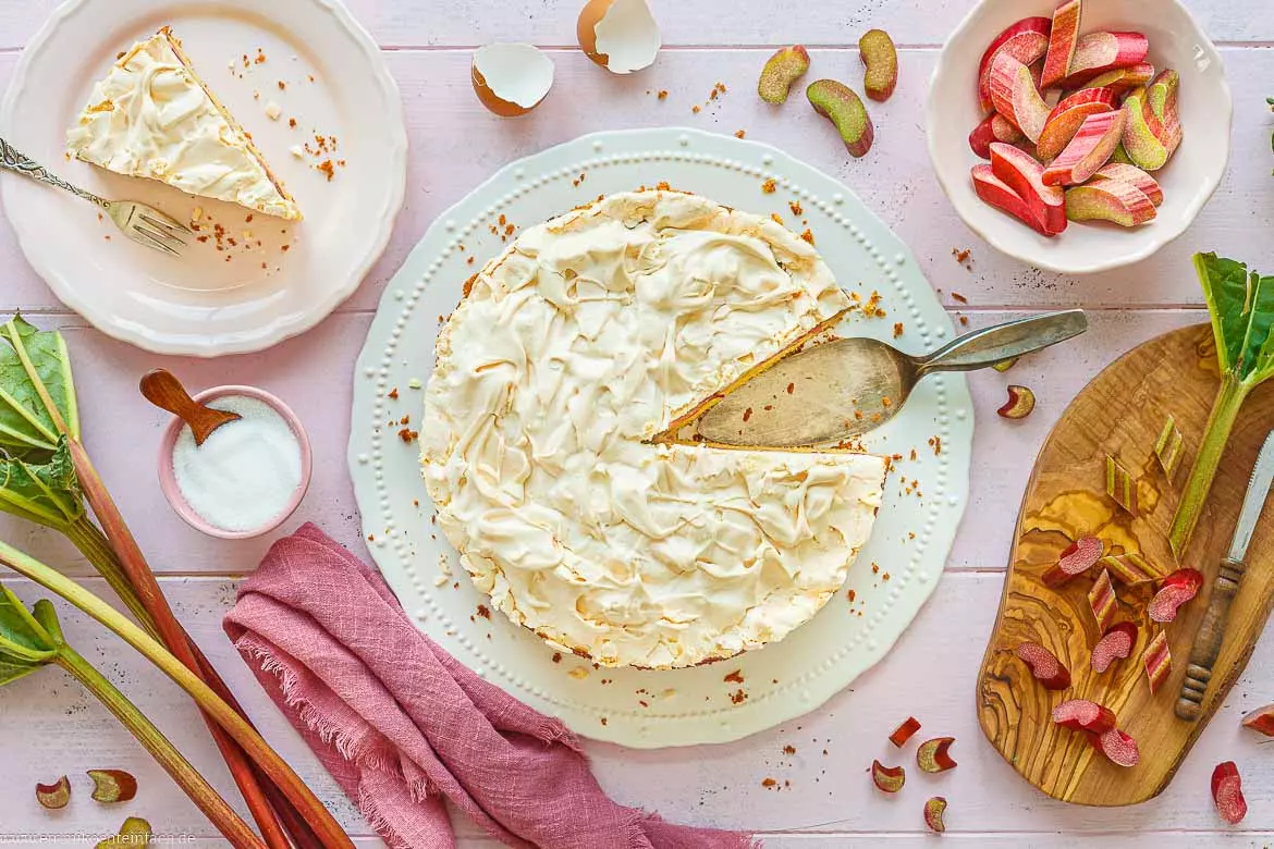 Rhabarberkuchen mit Baiserhaube: Süß-sauerer Frühlingsgenuss leicht gemacht