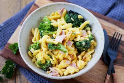 Schnelle Spätzle mit Brokkoli und Sauce Hollandaise aus der Heißluftfritteuse