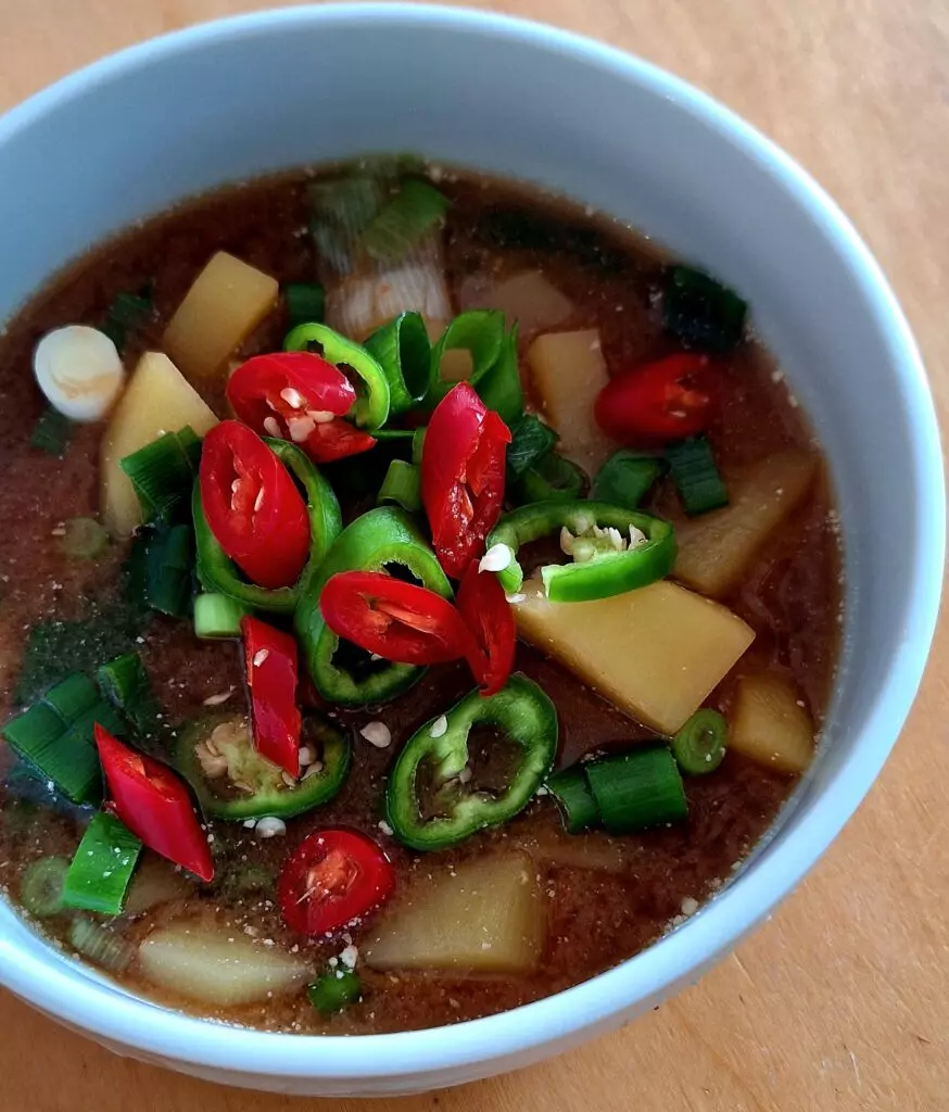 Doenjang Jjigae: Koreanische Sojabohnenpastensuppe für jeden Appetit