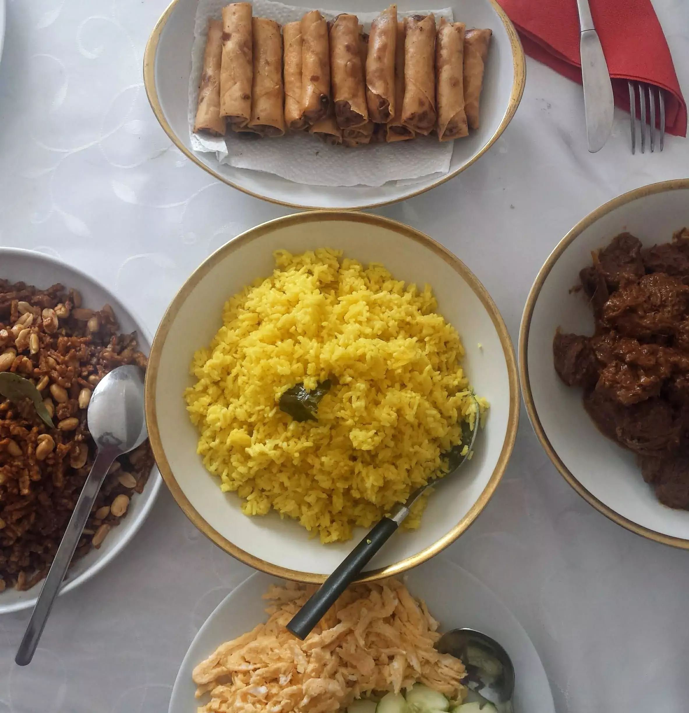 Nasi Kuning: Das goldene Festmahl aus Indonesien