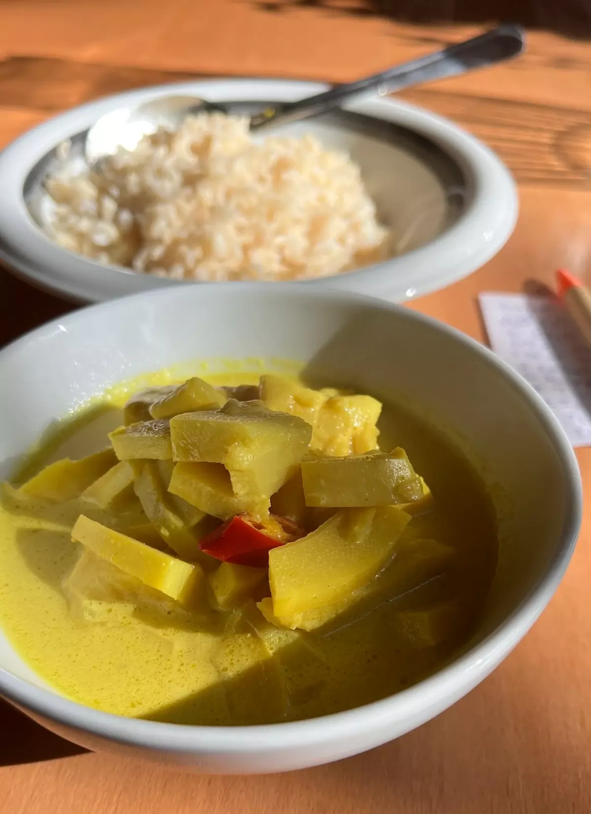 Exotische Abkühlung: Vegane Kokosmilchsuppe mit Bambussprossen aus Indonesien