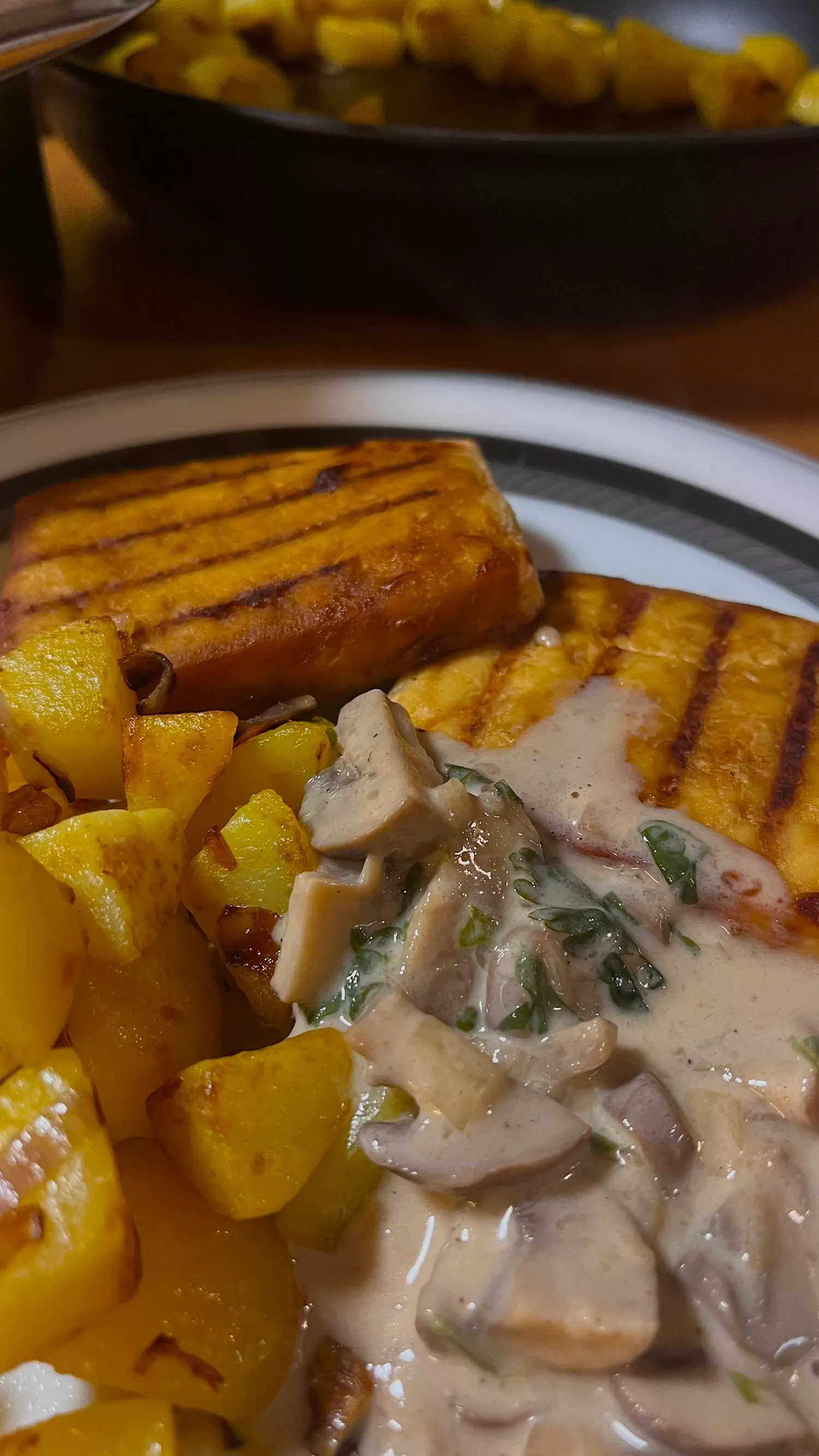 Cremige Pilzsoße mit knusprigem Tofu aus der Heissluftfritteuse - Eine pflanzliche Gaumenfreude