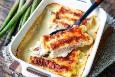 Cremige Spargel-Cannelloni mit Schinken und Sauce Hollandaise aus dem Ofen