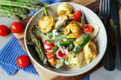 Schnelle One-Pot Tortellini mit grünem Spargel aus dem Airfryer