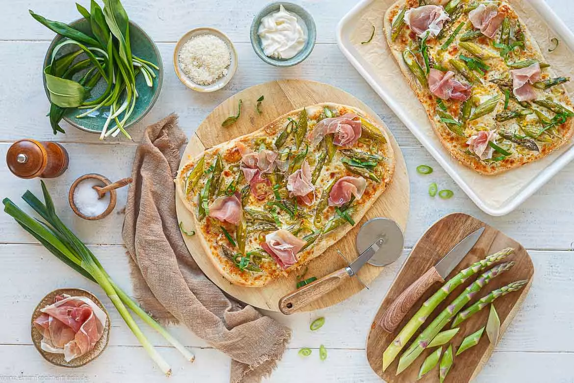 Köstlicher Spargel-Flammkuchen mit Schinken: Ein einfaches und würziges Rezept für den Frühling