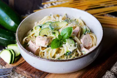 Cremige Lachs-Zucchini-Pasta in nur 30 Minuten