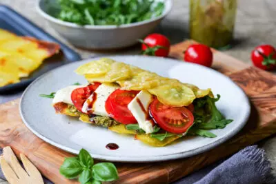Knusprige Kartoffel-Wraps mit Käsekruste und Caprese-Füllung aus dem Ofen: Ein viraler Trend ganz einfach zubereitet