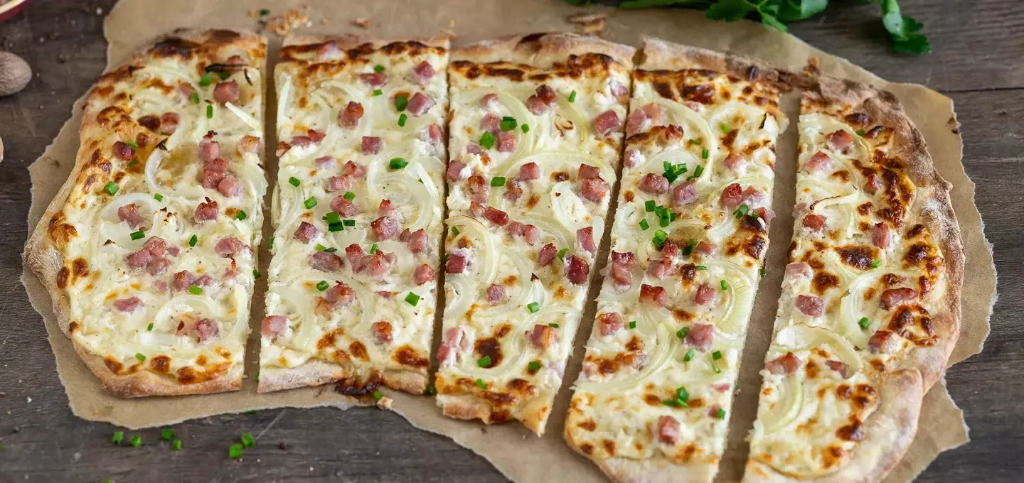 Das Geheimnis eines knusprigen elsässischen Flammkuchens: Ein Rezeptklassiker