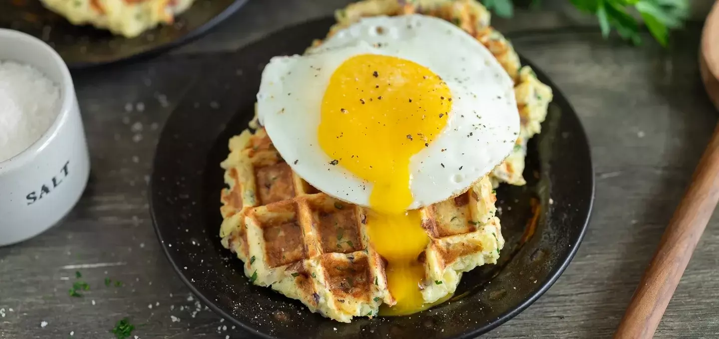 Herzhafte Kartoffelwaffeln mit Speck und Spiegelei