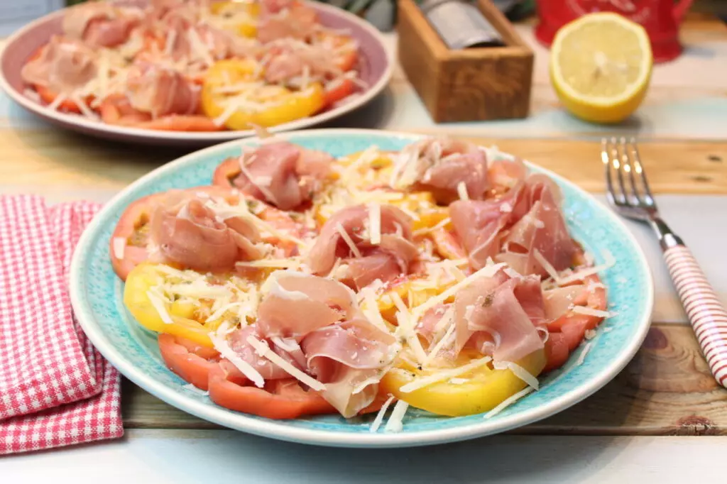 Feines Tomaten-Carpaccio mit Parmaschinken und Parmesan: Ein Sommerrezept