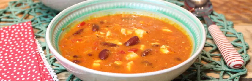 Aromatisches Herbstgericht: Tomaten-Ajvar-Suppe mit Feta