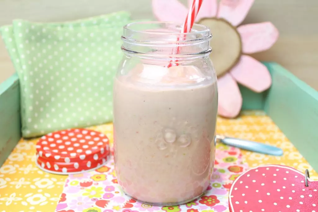 Erfrischender Keto-Himbeer-Avocado-Kokos-Shake: Ein schnelles und nahrhaftes Frühstück