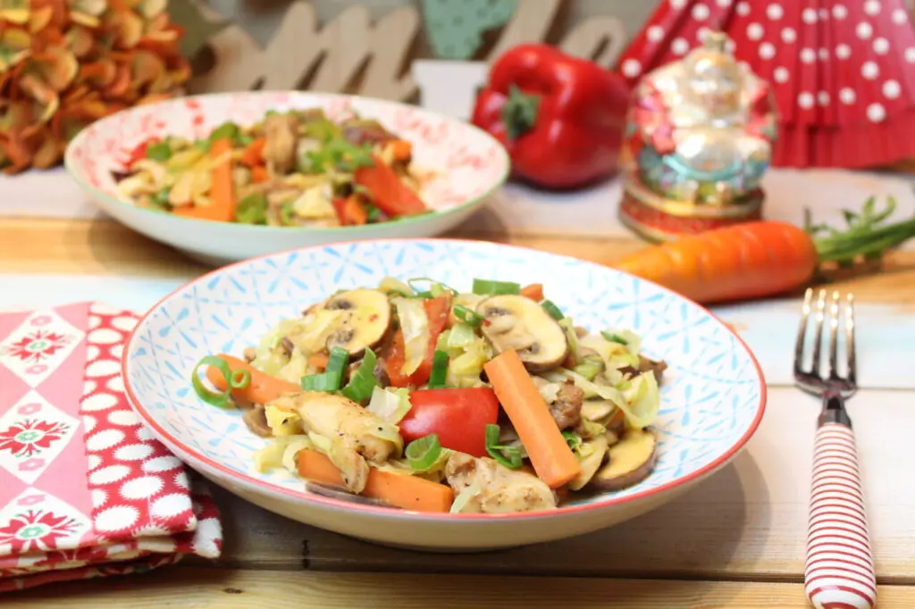 Exotische Wok-Kreation: Spitzkohlpfanne mit zartem Huhn