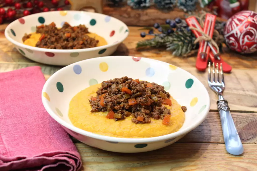 Festliche Wildschwein-Bolognese mit Mandel-Kürbispüree