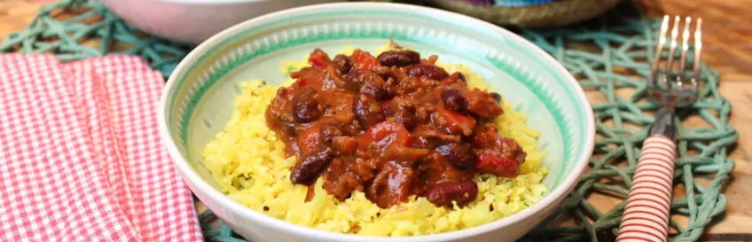 Herzhaftes Chili con Chorizo mit goldenem Blumenkohlreis