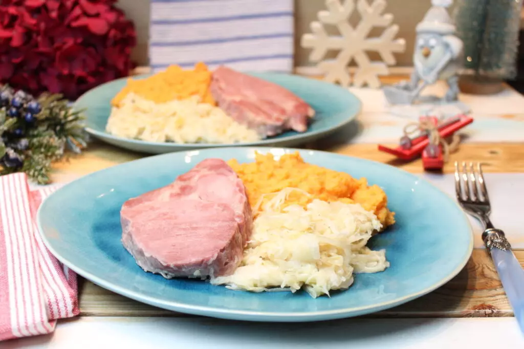 Cremiges Sauerkraut mit Karotten-Sellerie-Püree und Frankfurter Rippchen