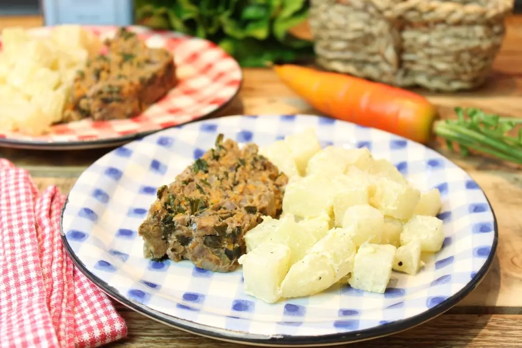 Deftiger Hackbraten mit Bärlauch und Karotten, dazu Kohlrabi in Rahmsoße