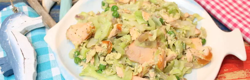 Eine köstliche Lachs-Erbsen-Spitzkohlpfanne