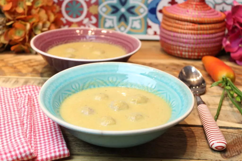 Rezept für Cremige Spitzkohlsuppe mit herzhaften Fleischbällchen