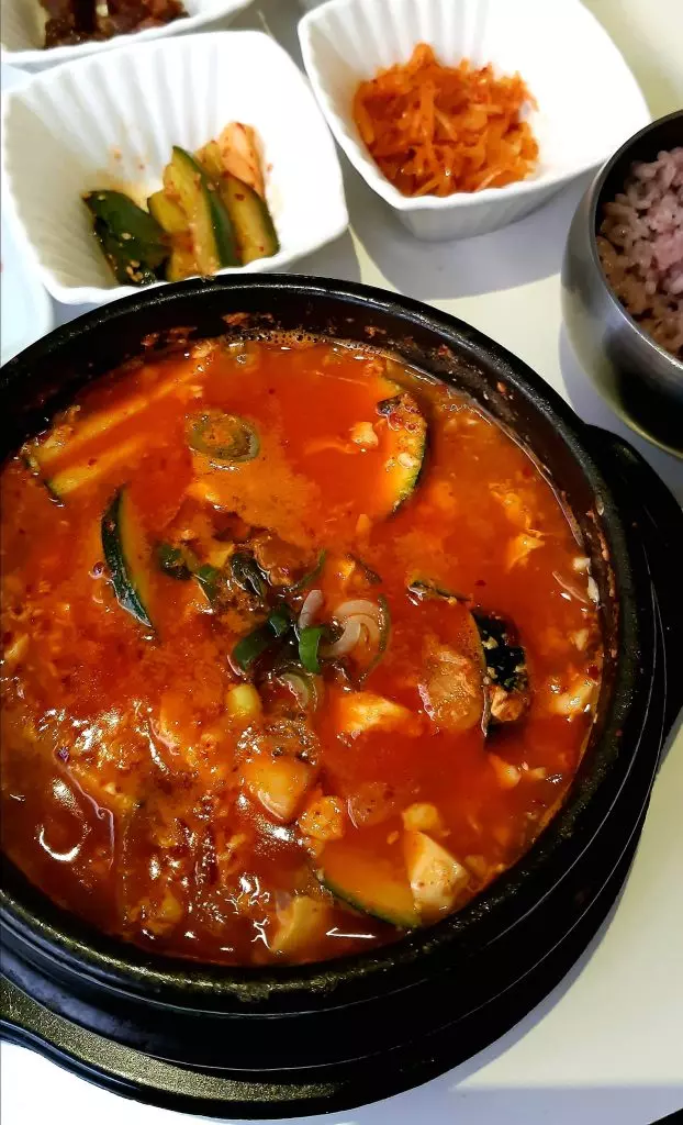Kimchi Jjigae: Ein Wärmendes Geschmackserlebnis aus Korea