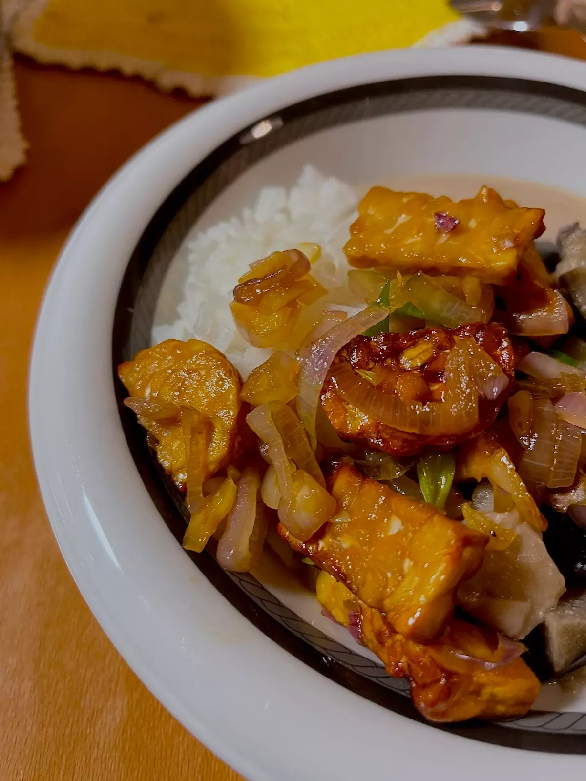 Indonesische Hausmannskost: Tempeh in Sojasauce, knusprig aus dem Airfryer
