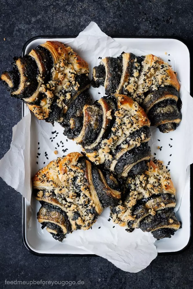 Franzbrötchen mit schwarzem Sesam und Mandel-Sesam-Streuseln: Ein nussiger Genuss