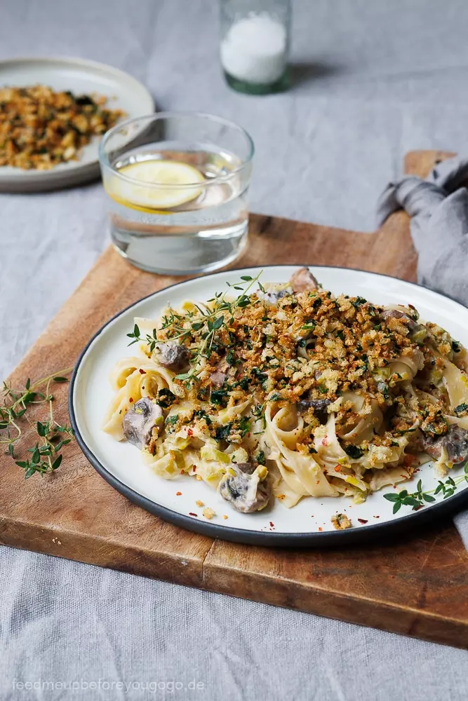 Cremige Pasta mit Lauch, Pilzen und Knoblauch-Pangrattato: Ein schnelles vegetarisches Gericht