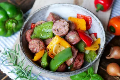 Schnelle Salsiccia mit Paprika aus der Heißluftfritteuse: Ein würziges One-Pot-Gericht