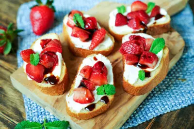 Erdbeer-Bruschetta aus der Heißluftfritteuse: Eine knusprige, fruchtige Sommerkreation