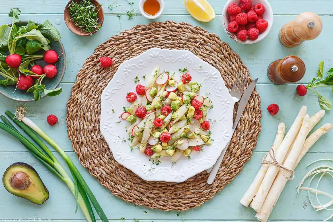Erfrischender Frühlingssalat: Spargel, Radieschen und Himbeeren harmonisch vereint