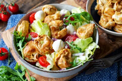 Knuspriger Tortellini-Salat aus der Heißluftfritteuse