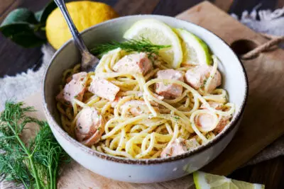 Zitronen-Lachs-Nudeln: Ein schnelles, cremiges und frisches Abendessen in 30 Minuten