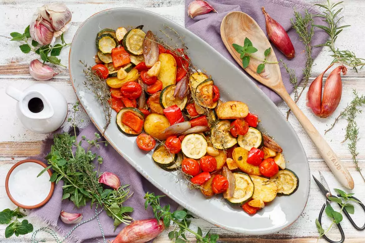 Buntes Ofengemüse mit Kartoffeln vom Blech: Einfach, schnell und aromatisch