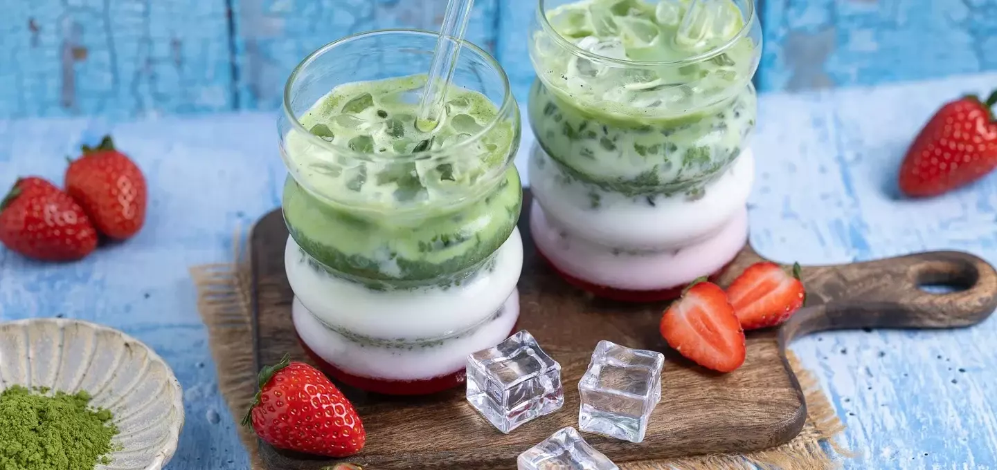 Erdbeer-Matcha-Latte: Das Trendgetränk für den Sommer ganz einfach selbst zubereiten