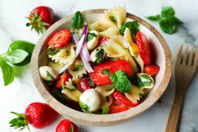 Erdbeer-Nudelsalat: Der ideale Sommersalat in 20 Minuten