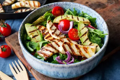 Köstlicher Halloumi-Salat: Einfach, sättigend und kohlenhydratarm