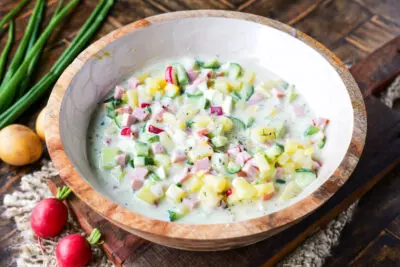 Erfrischende Okroschka: Die perfekte kalte Suppe für den Sommer