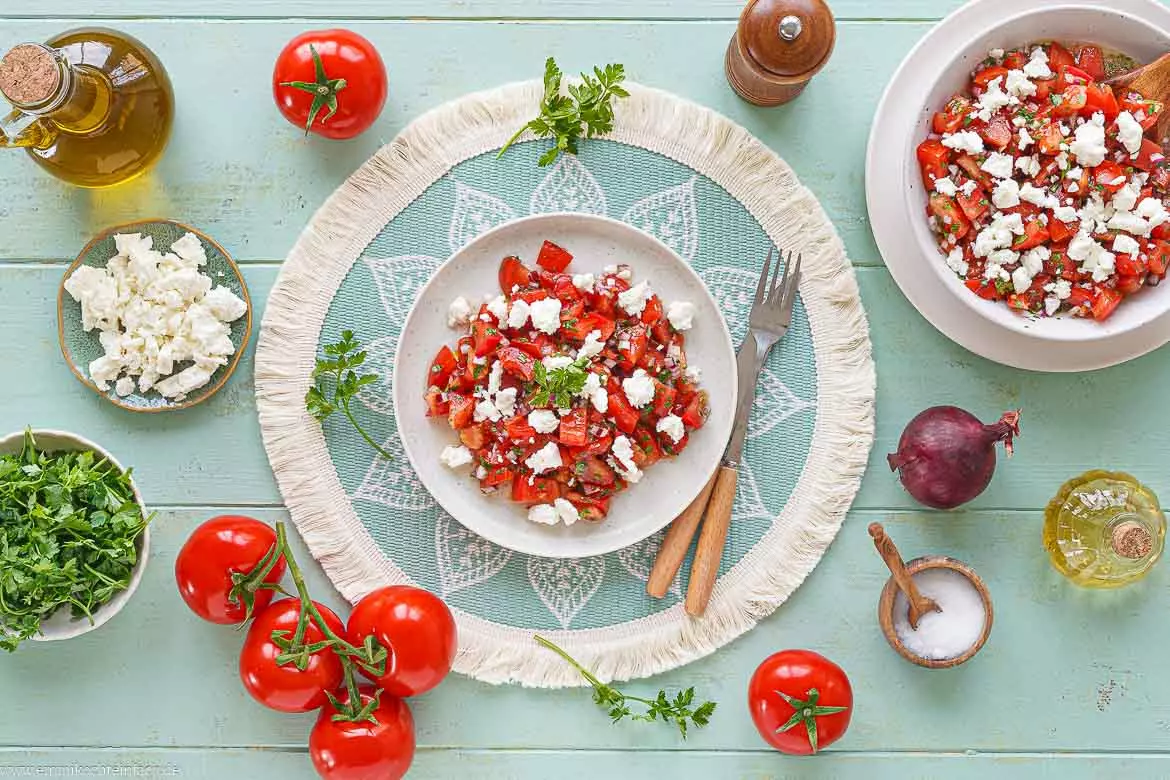 Erfrischender Tomaten-Feta-Salat: Ein Stück Griechenland für zu Hause