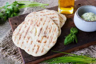Blitz-Fladenbrot vom Grill: Schnell, einfach, ohne Hefe – Perfekt für jede Grillfeier!