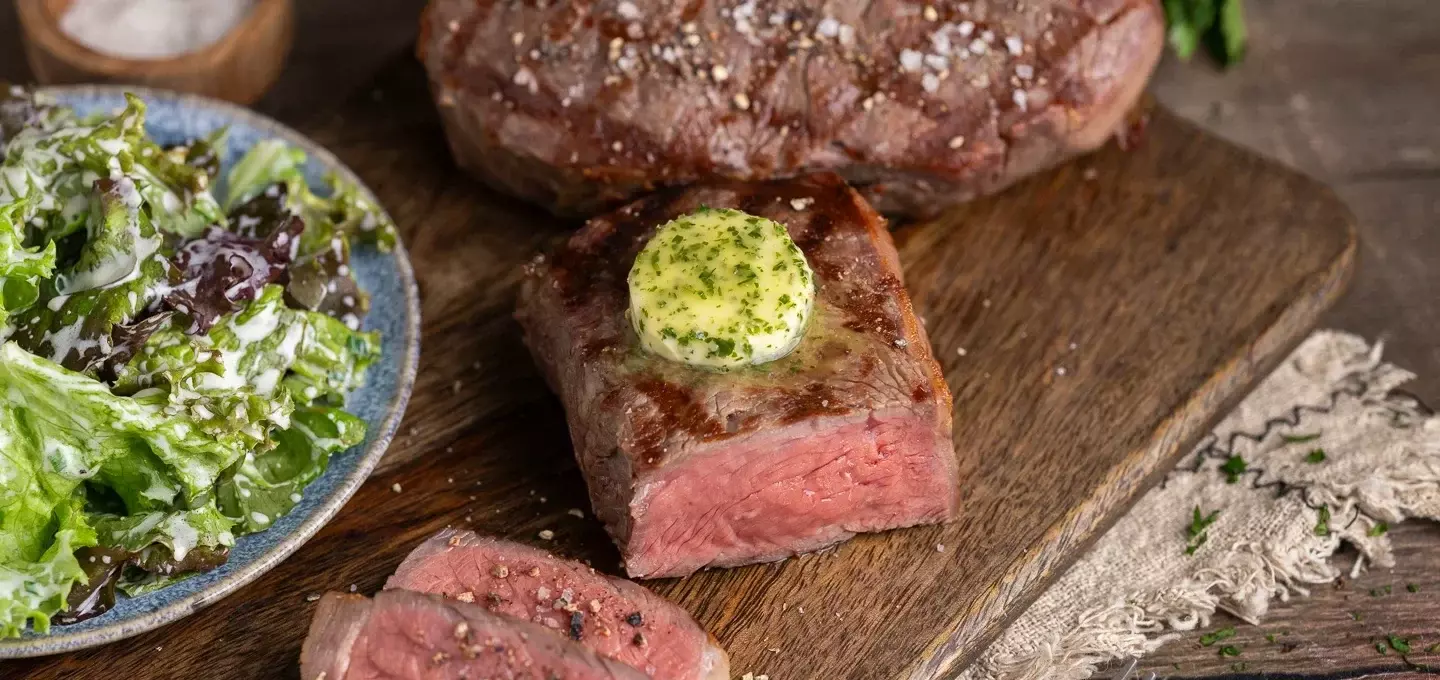 Perfekt gegrilltes Rumpsteak: Saftig und zart mit Kräuterbutter