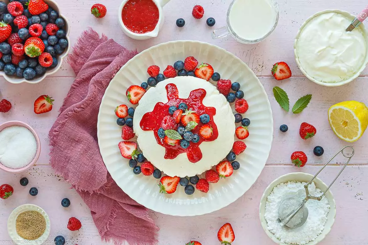 Cremige Joghurtbombe mit frischen Beeren und Fruchtsoße – ein unwiderstehliches Dessert ohne Gelatine