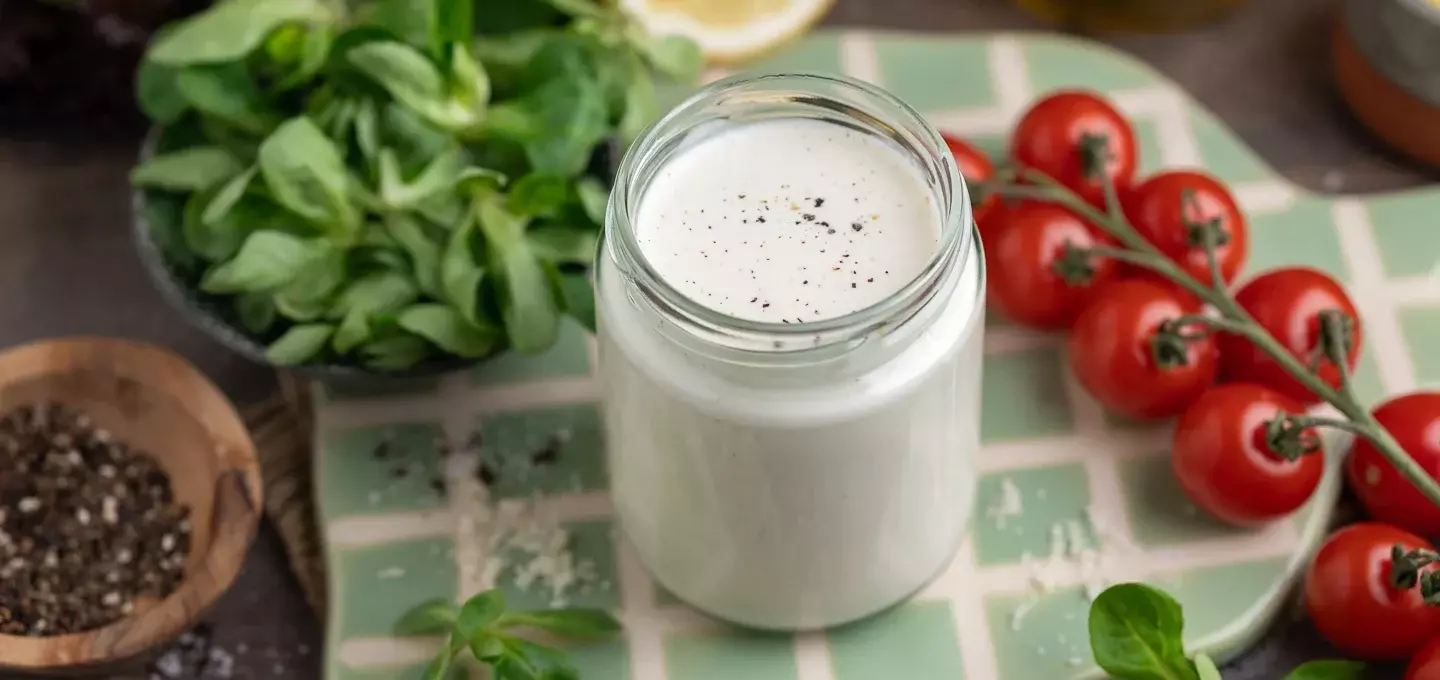 Das ultimative Caesar-Dressing: Cremig, würzig und einfach unwiderstehlich