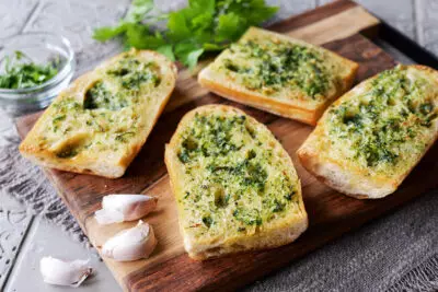 Blitzschnelles Knoblauchbaguette aus der Heißluftfritteuse