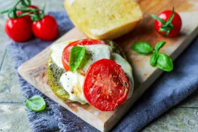 Knuspriges Caprese-Sandwich aus der Heißluftfritteuse: Schnell und einfach zubereitet