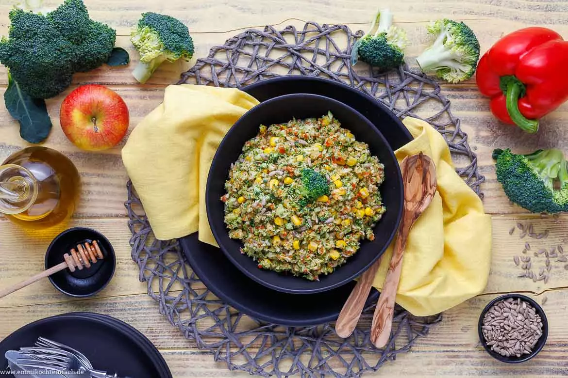 Brokkolisalat: Ein frischer Genuss mit Apfel, Paprika und Mais