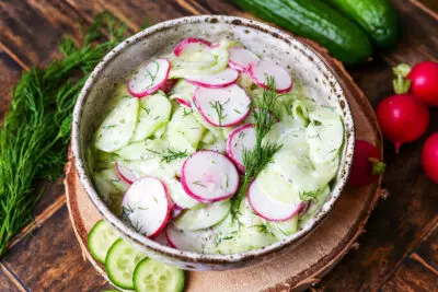 Gurken-Radieschen-Salat: Eine knackige und cremige Sommerbeilage
