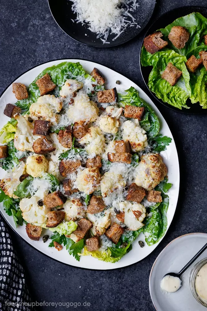 Vegetarischer Caesar-Salat mit Blumenkohl und Kapern – Eine sommerliche Gaumenfreude